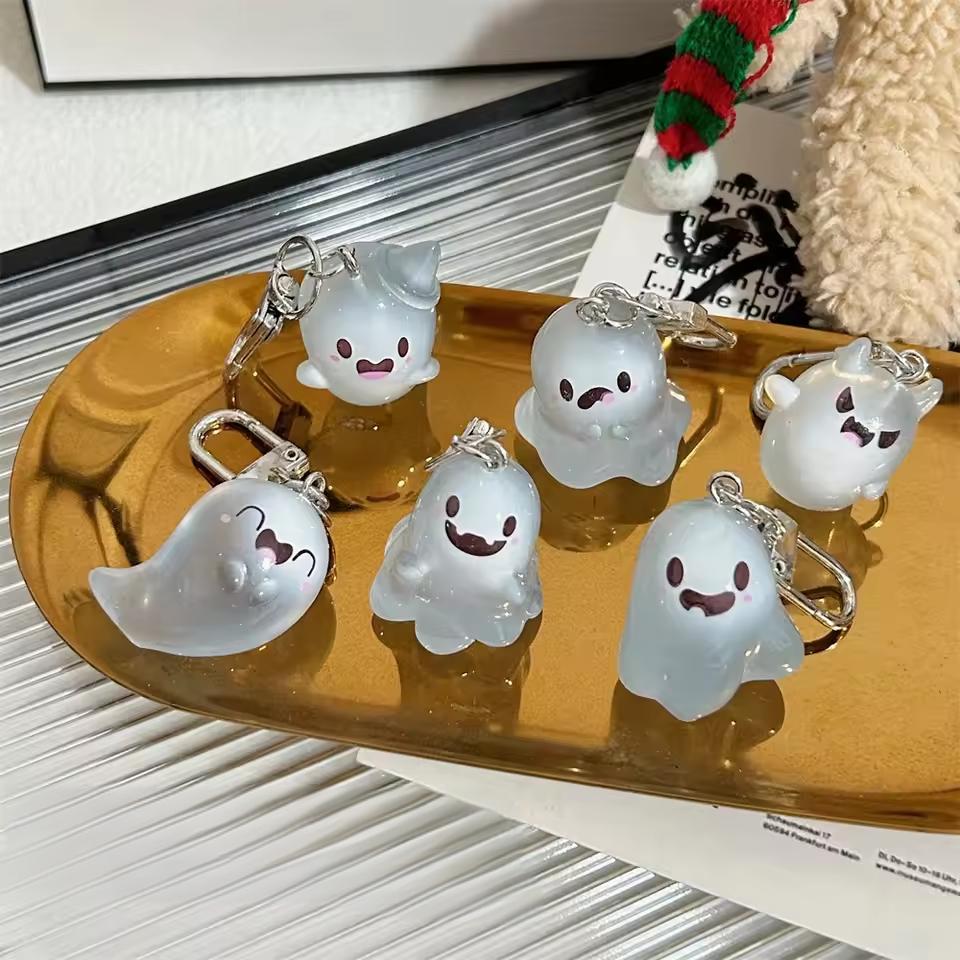 Gaming Accessories Gifts - ハロウィンゼリーゴーストキーホルダー、立体漫画蓄光エルフペンダント、カップル親友スクールバッグアクセサリー